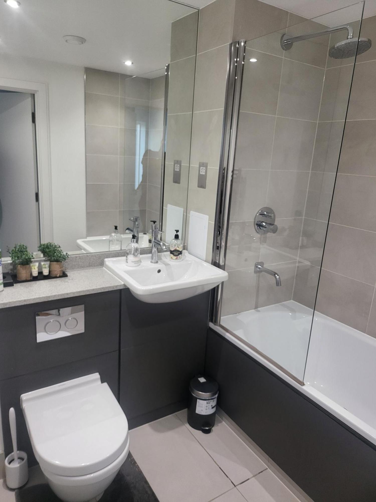 Lodge Kayz Lodge- Luxury Ensuite-private & Shared In A New House At The Olympic Village Overlooking Stratford Westfield And Tube Station Londres